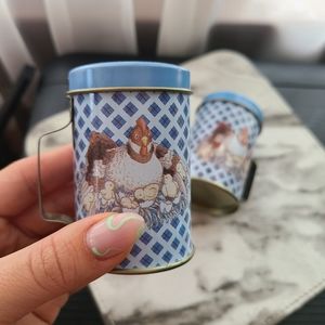 Vintage hen salt and pepper set